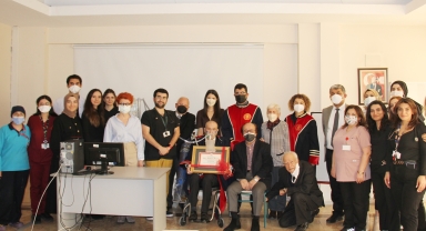 Yazar Sadi Bayram'a tedavi gördüğü hastanede fahri doktora ünvanı verildi