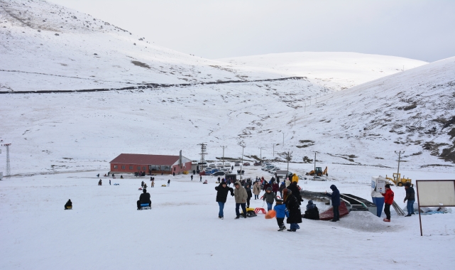 Başçiftlik Kayak Merkezi'ne gelen çocuklar kızakla kayarak eğlendi