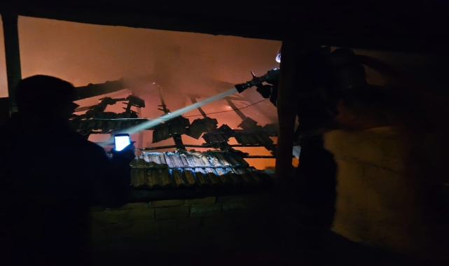 Çorum'da evin çatısında çıkan yangın hasara neden oldu