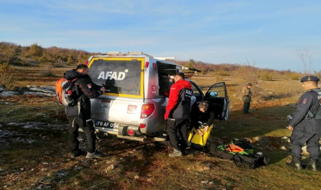 Karabük'te kayalıklarda mahsur kalan köpeği AFAD kurtardı