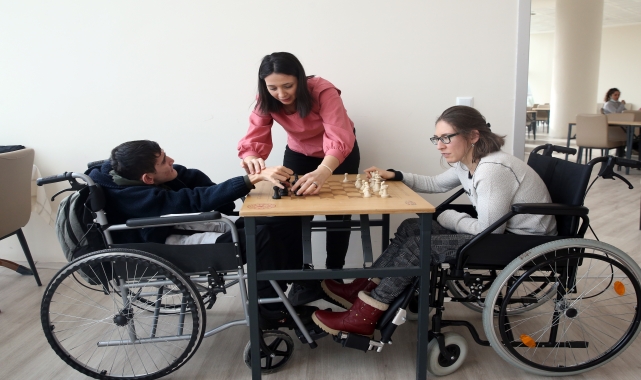 Özel gereksinimli bireyler spor ve sanatla hayata hazırlanıyor