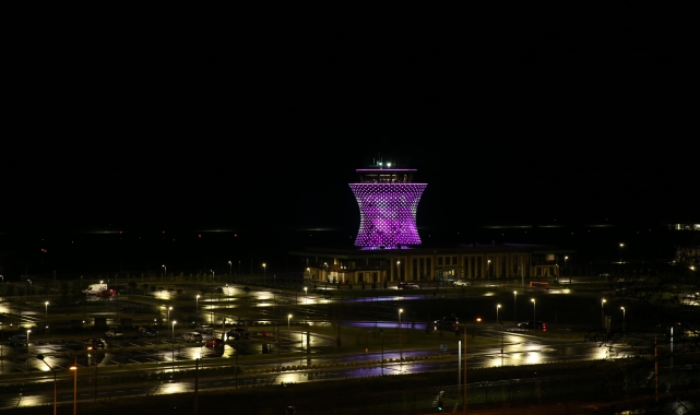 Rize-Artvin Havalimanı kulesi kanser riski farkındalığı için mor ışıkla aydınlatıldı