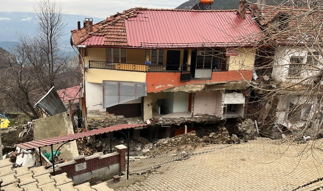 Tokat'ın Günebakan köyündeki heyelanda cami ile 5 ev yıkıldı