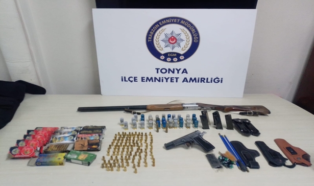 Trabzon'da ruhsatsız 2 silah ele geçirildi