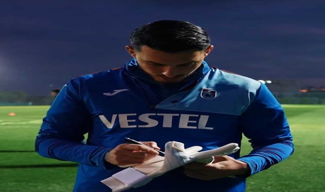 Uğurcan Çakır'dan taraftarlara imzalı eldiven