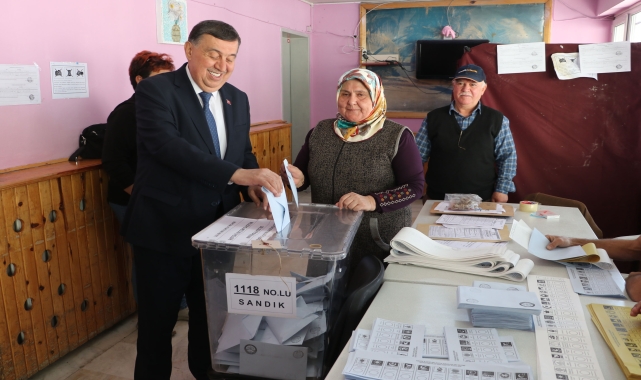 AK Parti Havza Belediye Başkan adayı İkiz, oyunu verdi