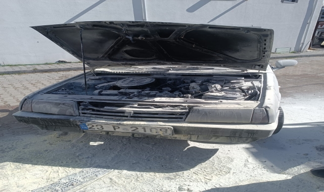 Bolu'da park halindeki otomobilde çıkan yangın söndürüldü