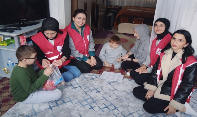 Genç Kızılaydan engelli ikiz kardeşlere bayramlık hediyesi