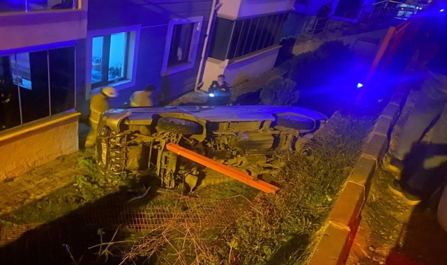 Karabük'te sitenin bahçesine düşen araçtaki 3 kişi yaralandı
