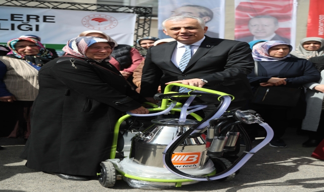 Samsun'da 113 kadın üreticiye yüzde 75'i hibe olmak üzere süt sağım makinesi verildi