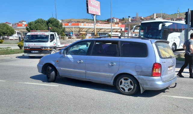 Samsun'da refüje çarpan otomobilin sürücüsü yaralandı