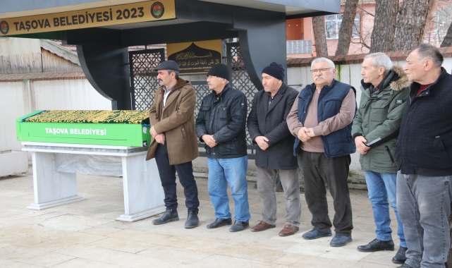 Taşova'da vefat eden şehit babası son yolculuğuna uğurlandı