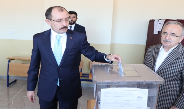 TBMM Plan ve Bütçe Komisyonu Başkanı Muş, oyunu Samsun'da kullandı