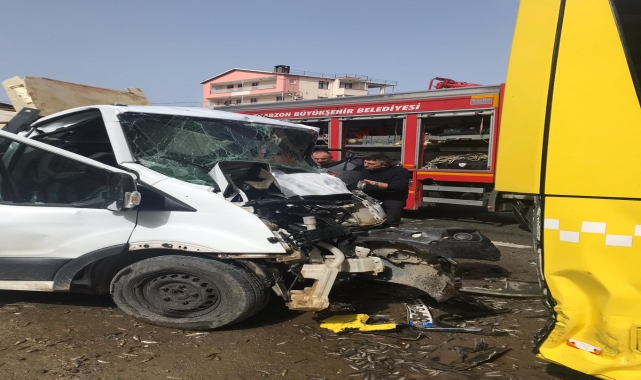 Trabzon'da belediye otobüsüne çarpan kamyonetin sürücüsü yaralandı