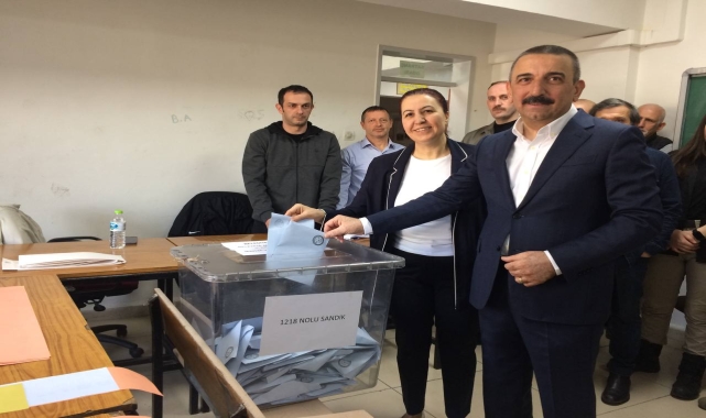 Zonguldak Valisi Hacıbektaşoğlu ile Belediye Başkanı Alan, oyunu kullandı