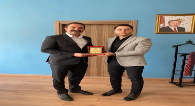 Almus Kaymakamı Çömen, eski belde belediye başkanlarına teşekkür belgesi verdi