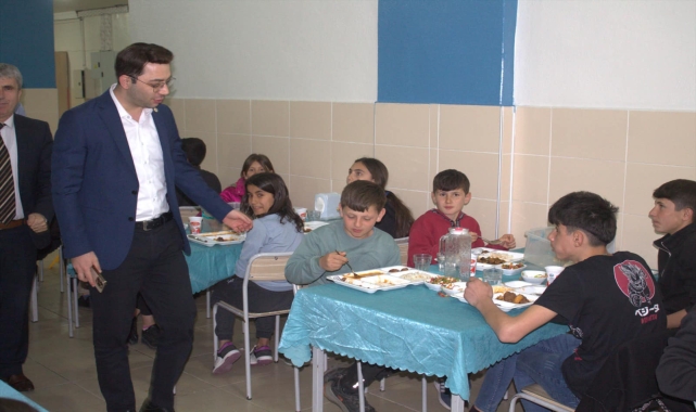 Almus Kaymakamı Çömen, öğrencilerle iftar yaptı