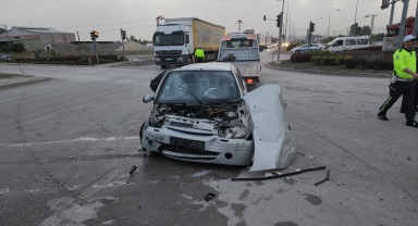 Amasya'da iki otomobilin çarpıştığı kazada 2 kişi yaralandı