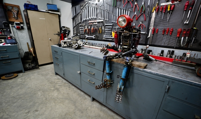 Atıklardan objeler üreten motor ustasının hedefi, eserlerini sergileyeceği müze kurmak