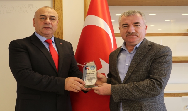 Bem-Bir-Sen'den Havza Belediye Başkanı Özdemir'e plaket