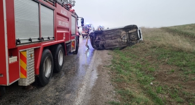 Çorum'da şarampole devrilen otomobildeki 5 kişi yaralandı