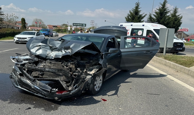 Düzce'de hafif ticari araç ile otomobilin çarpıştığı kazada 2 kişi yaralandı