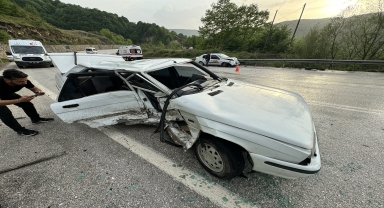 Düzce'de otomobilin savrulan araca çarptığı kazada 4 kişi yaralandı