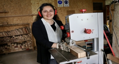 Makine mühendisi çift ahşap oyuncak üretiyor