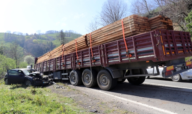 Ordu'da tırdan ayrılan dorsenin çarptığı otomobilin sürücüsü yaralandı