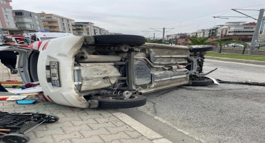 Samsun'da devrilen otomobildeki 3 kişi yaralandı