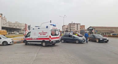 Samsun'da sebze yüklü kamyonetin çarptığı otomobilin sürücüsü yaralandı