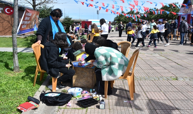 Trabzon'da öğrenciler, "Dünya Sokak Hayvanları Günü"nde kedi ve köpek kulübelerini boyadı