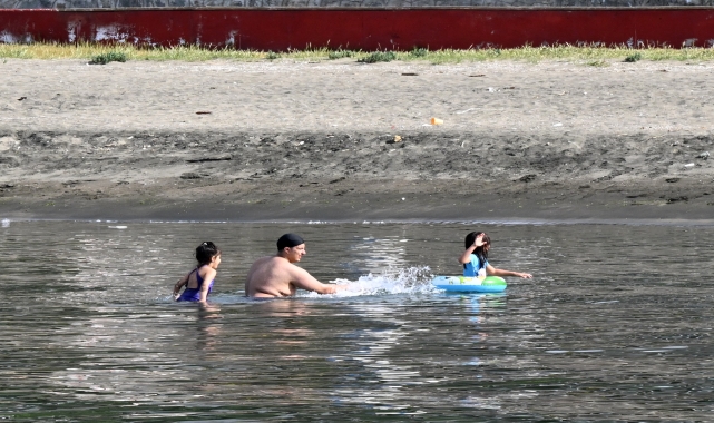 Trabzon'da sıcak havayı fırsat bilenler denize girdi