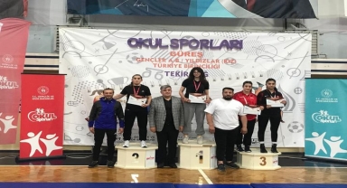Yakakentli sporcudan güreşte başarı