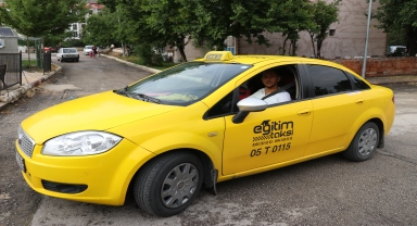 Amasya'da derenin taşması sonucu suya kapılan kadını taksici kurtardı