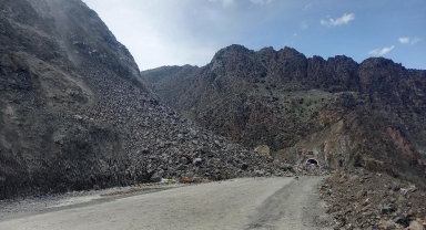Artvin-Erzurum kara yolu heyelan nedeniyle ulaşıma kapandı