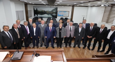 Artvin Valisi Ünsal'dan İl Genel Meclisi'ne ziyaret