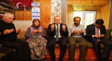 Artvin Valisi Ünsal'dan şehit Soner Ateşsaçan'ın ailesine ziyaret