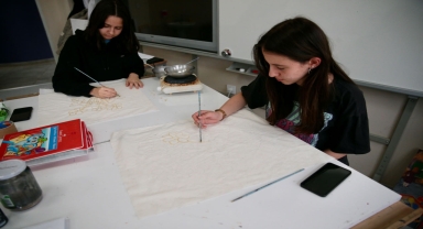 Bolu'da BİLSEM öğrencileri mum batik tekniğiyle kumaşları renklendiriyor