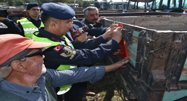 Boyabat'ta çiftçilere reflektör dağıtımı yapıldı