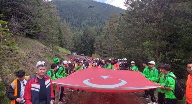 Çorum'da 300 kişi, 60 metrelik Türk bayrağı ile ormanda