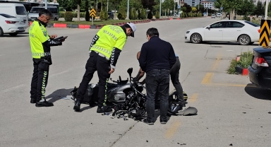 Çorum'da otomobille çarpışan motosikletin sürücüsü yaralandı