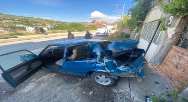Çorum'da ticari araca çarpan otomobilin sürücüsü yaralandı