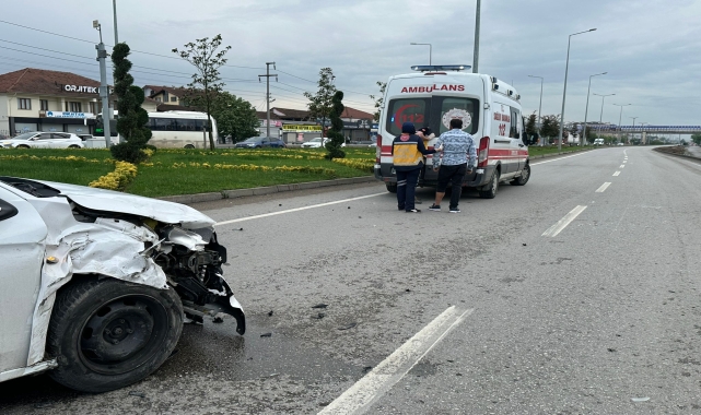 Düzce'de 2 otomobilin çarpıştığı kazada 3 kişi yaralandı