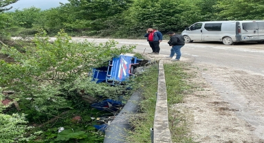 Düzce'de devrilen tarım aracının sürücüsü yaralandı