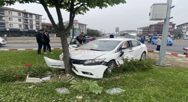 Düzce'de iki otomobilin çarpıştığı kazada sürücüler yaralandı