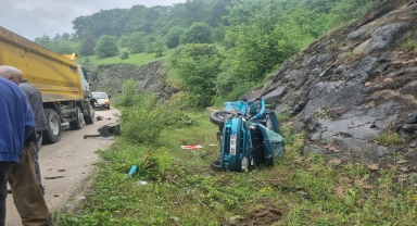 Düzce'de kamyonla çarpışan otomobilin sürücüsü yaralandı