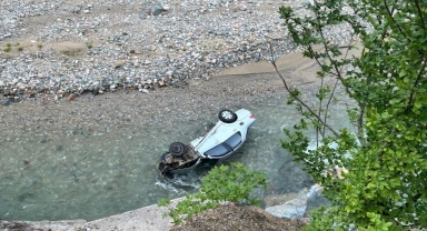 Giresun'da dereye devrilen otomobilin sürücüsü öldü