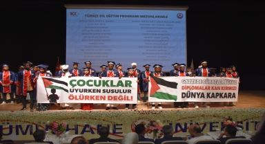 Gümüşhane Üniversitesi öğrencileri mezuniyet töreninde Filistin'e destek verdi