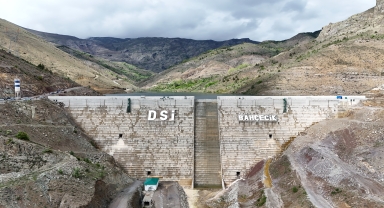 Gümüşhane Valisi Tanrısever, inşası süren Bahçecik Barajı'nda incelemelerde bulundu